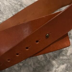 Vintage 1980s Banana Republic golden tan English saddle hide leather belt.
